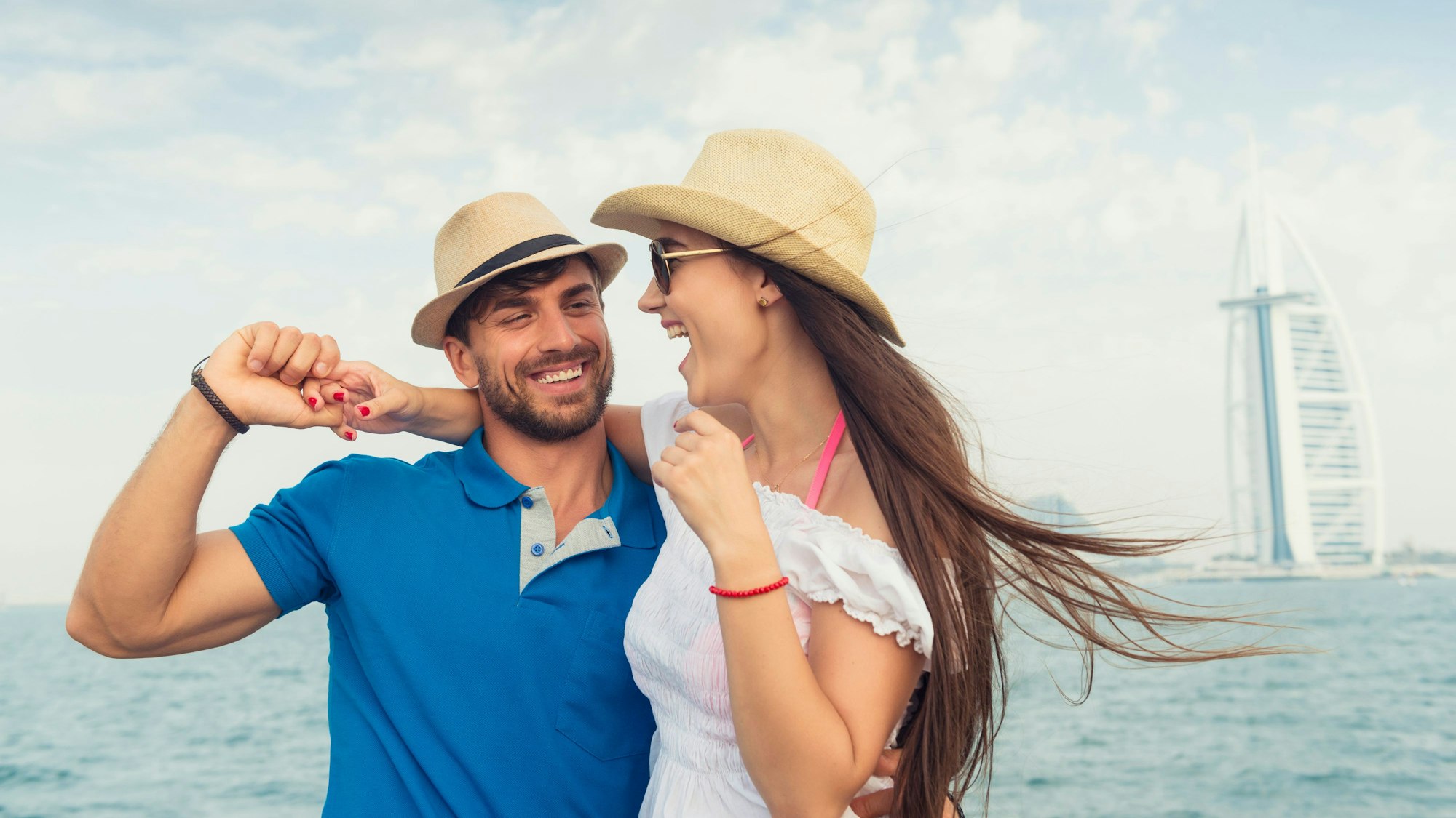 Ein Touristenpaar auf einer undatierten Aufnahme am Strand von Dubai. Im Hintergrund der Burj Al Arab Jumeirah.