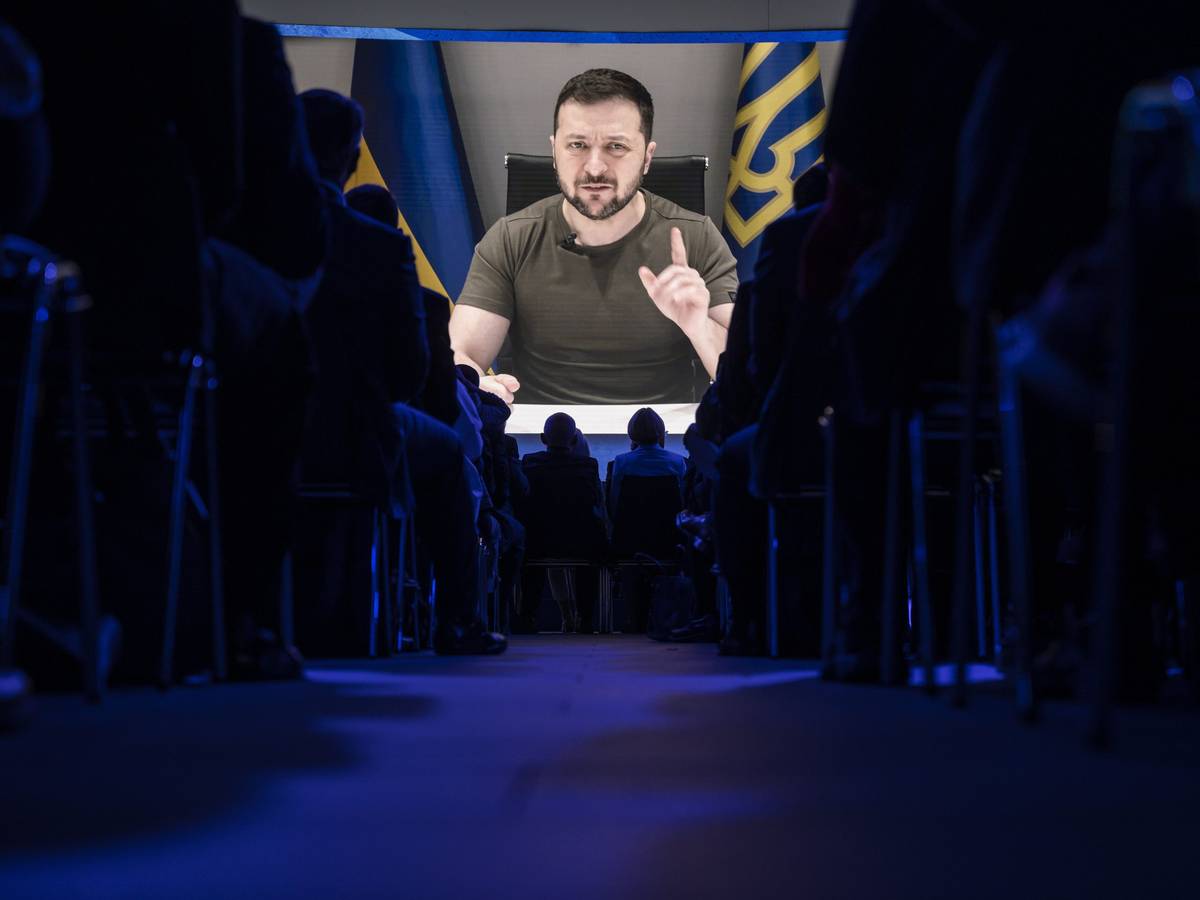Der ukrainische Präsident Wolodymyr Selenskyj spricht per Video-Schalte bei einer Plenarsitzung zur Eröffnung des 51. Jahrestreffens des Weltwirtschaftsforums (WEF) in Davos zu den Teilnehmern.