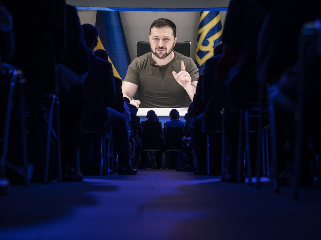 Der ukrainische Präsident Wolodymyr Selenskyj spricht per Video-Schalte bei einer Plenarsitzung zur Eröffnung des 51. Jahrestreffens des Weltwirtschaftsforums (WEF) in Davos zu den Teilnehmern.