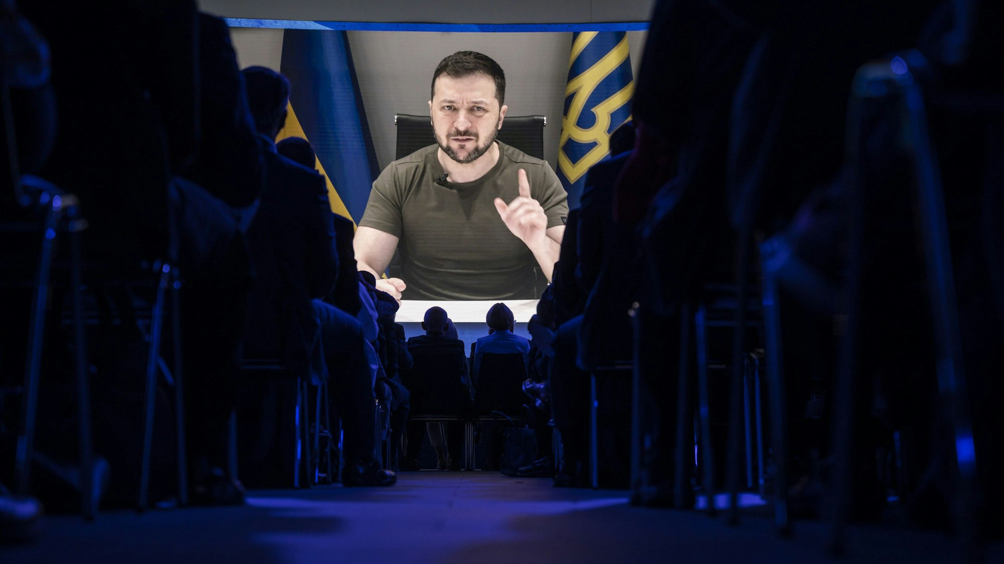 Der ukrainische Präsident Wolodymyr Selenskyj spricht per Video-Schalte bei einer Plenarsitzung zur Eröffnung des 51. Jahrestreffens des Weltwirtschaftsforums (WEF) in Davos zu den Teilnehmern.