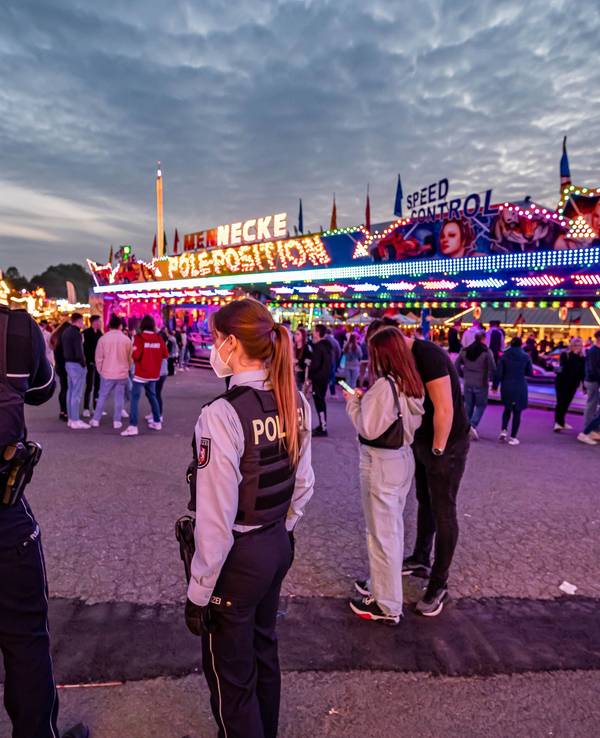 Polizeibeamte stehen auf dem Kirmesgelände Hohen Steinert. Im Rahmen der Kirmes in Lüdenscheid im Nordwesten des Sauerlandes ist ein 40-Jähriger durch einen Schuss getötet worden.