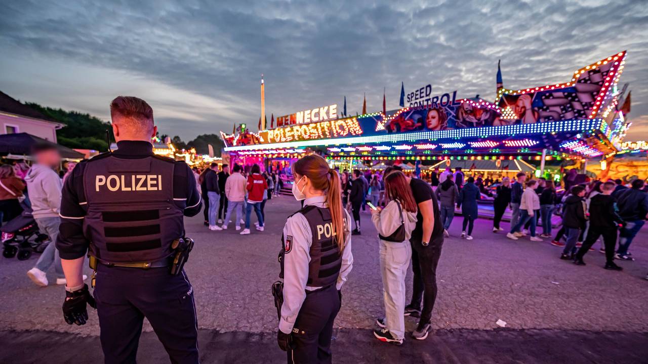 Polizeibeamte stehen auf dem Kirmesgelände Hohen Steinert. Im Rahmen der Kirmes in Lüdenscheid im Nordwesten des Sauerlandes ist ein 40-Jähriger durch einen Schuss getötet worden.