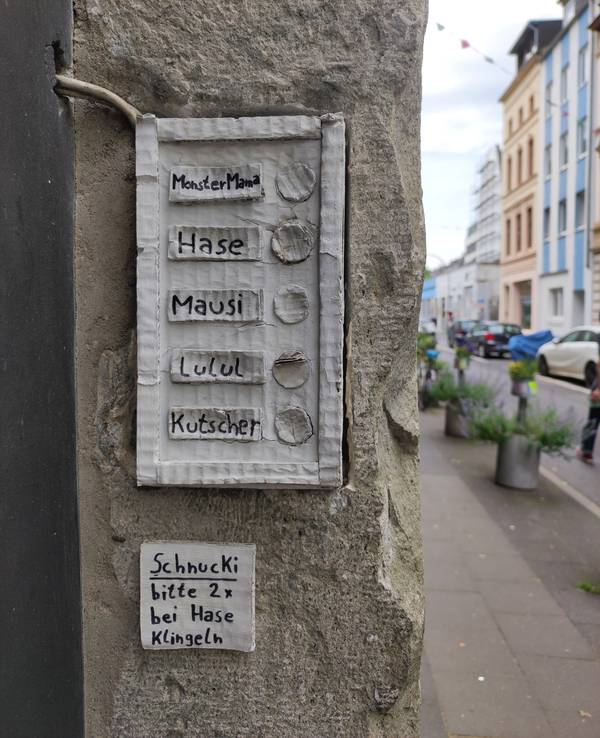 Auf dem Klingelschild stehen Namen wie MonsterMama, Hase, Mausi oder Lulul. Der einzig echte Name ist der unterste: Kutscher.