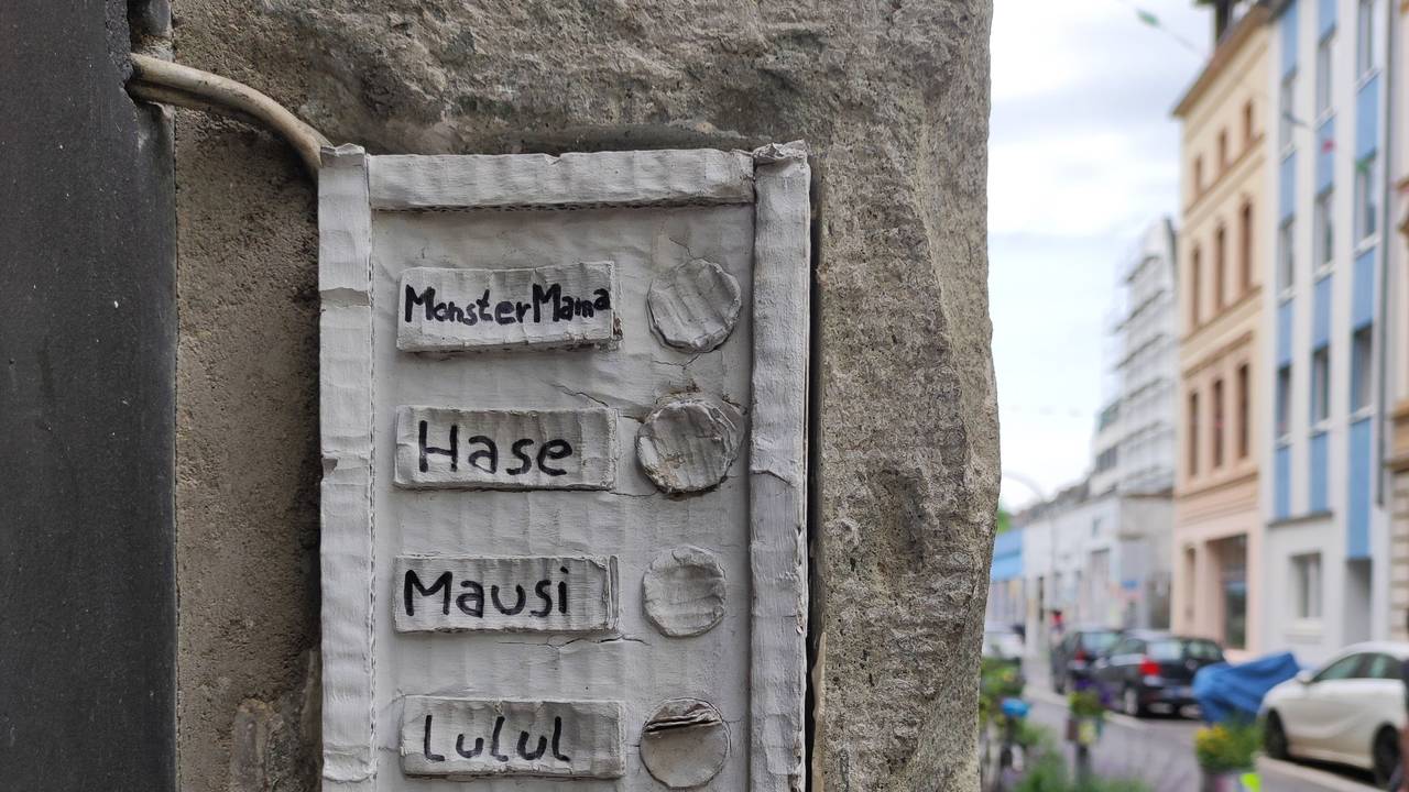 Auf dem Klingelschild stehen Namen wie MonsterMama, Hase, Mausi oder Lulul. Der einzig echte Name ist der unterste: Kutscher.