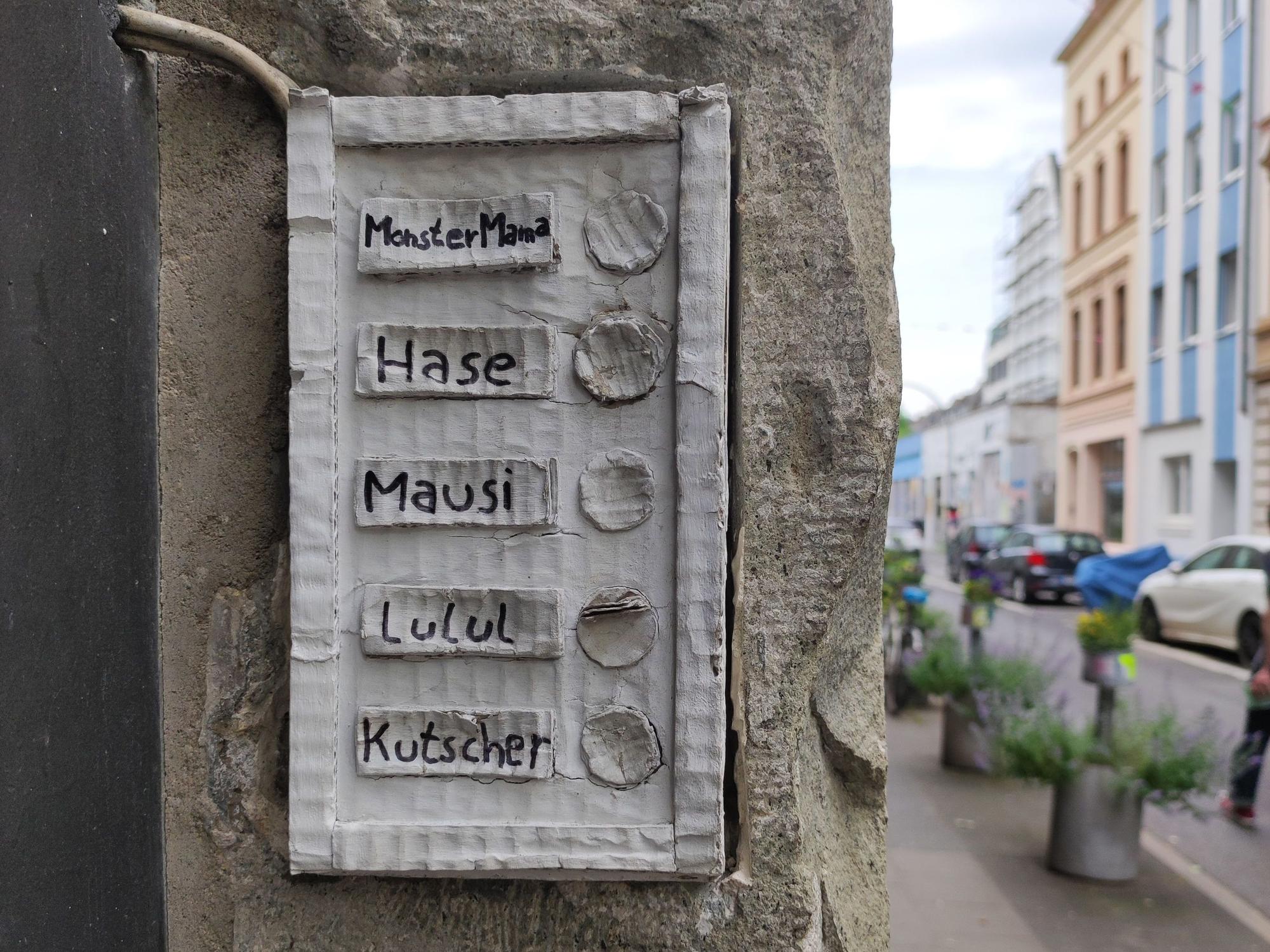 Auf dem Klingelschild stehen Namen wie MonsterMama, Hase, Mausi oder Lulul. Der einzig echte Name ist der unterste: Kutscher.