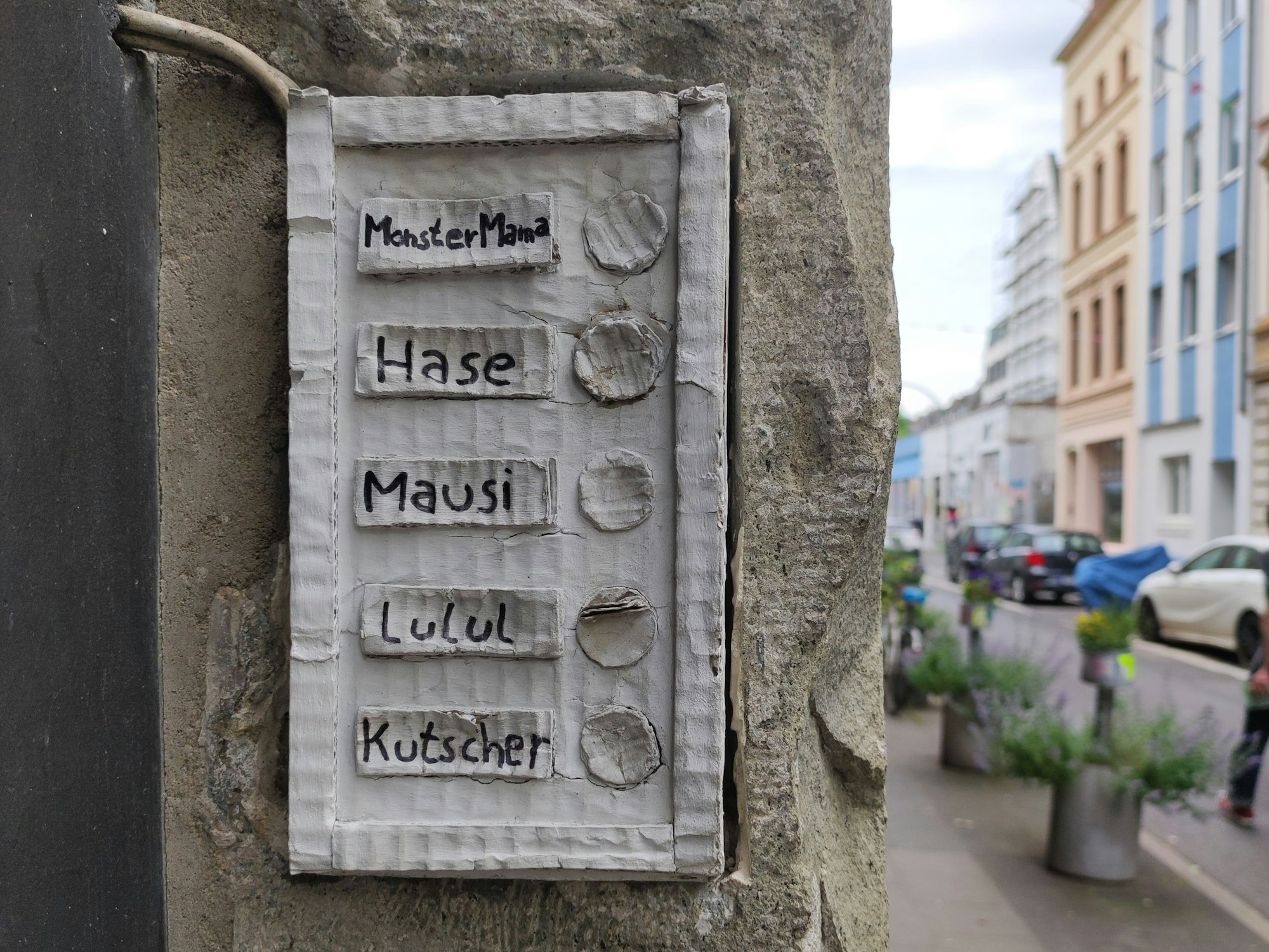 Auf dem Klingelschild stehen Namen wie MonsterMama, Hase, Mausi oder Lulul. Der einzig echte Name ist der unterste: Kutscher.