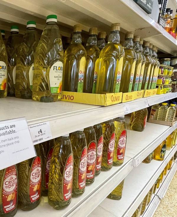 Speiseöl steht Ende April in den Regalen einer britischen Sainsbury's-Filiale. Die Supermärkte in Großbritannien mussten ebenfalls die Preise erhöhen. Eine Supermarktkette führt nun einen ungewöhnlichen Rabatt ein.
