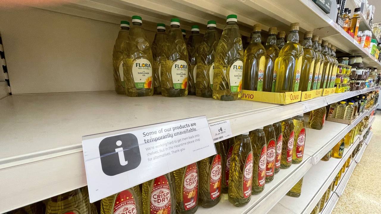 Speiseöl steht Ende April in den Regalen einer britischen Sainsbury's-Filiale. Die Supermärkte in Großbritannien mussten ebenfalls die Preise erhöhen. Eine Supermarktkette führt nun einen ungewöhnlichen Rabatt ein.