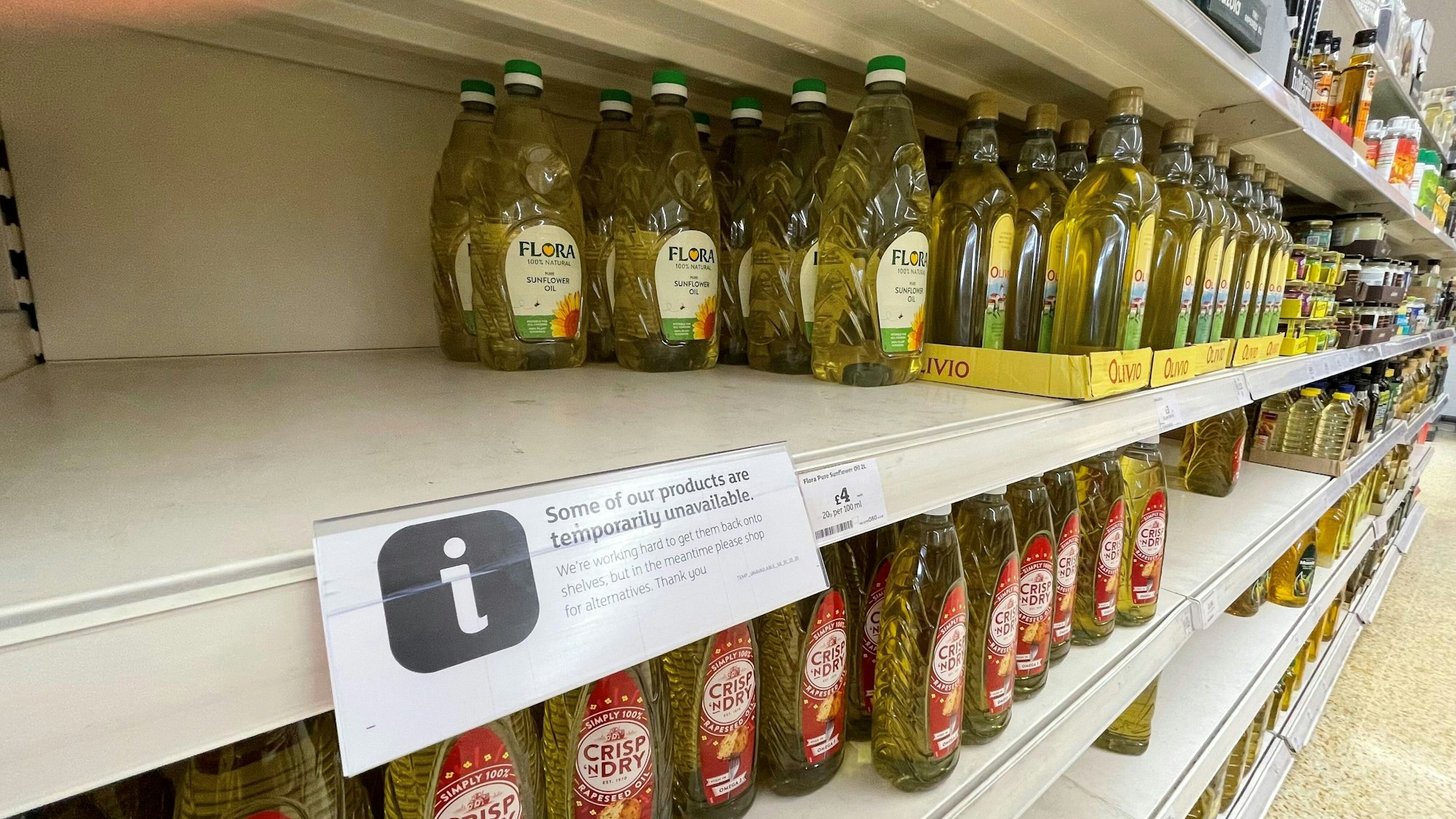 Speiseöl steht Ende April in den Regalen einer britischen Sainsbury's-Filiale. Die Supermärkte in Großbritannien mussten ebenfalls die Preise erhöhen. Eine Supermarktkette führt nun einen ungewöhnlichen Rabatt ein.