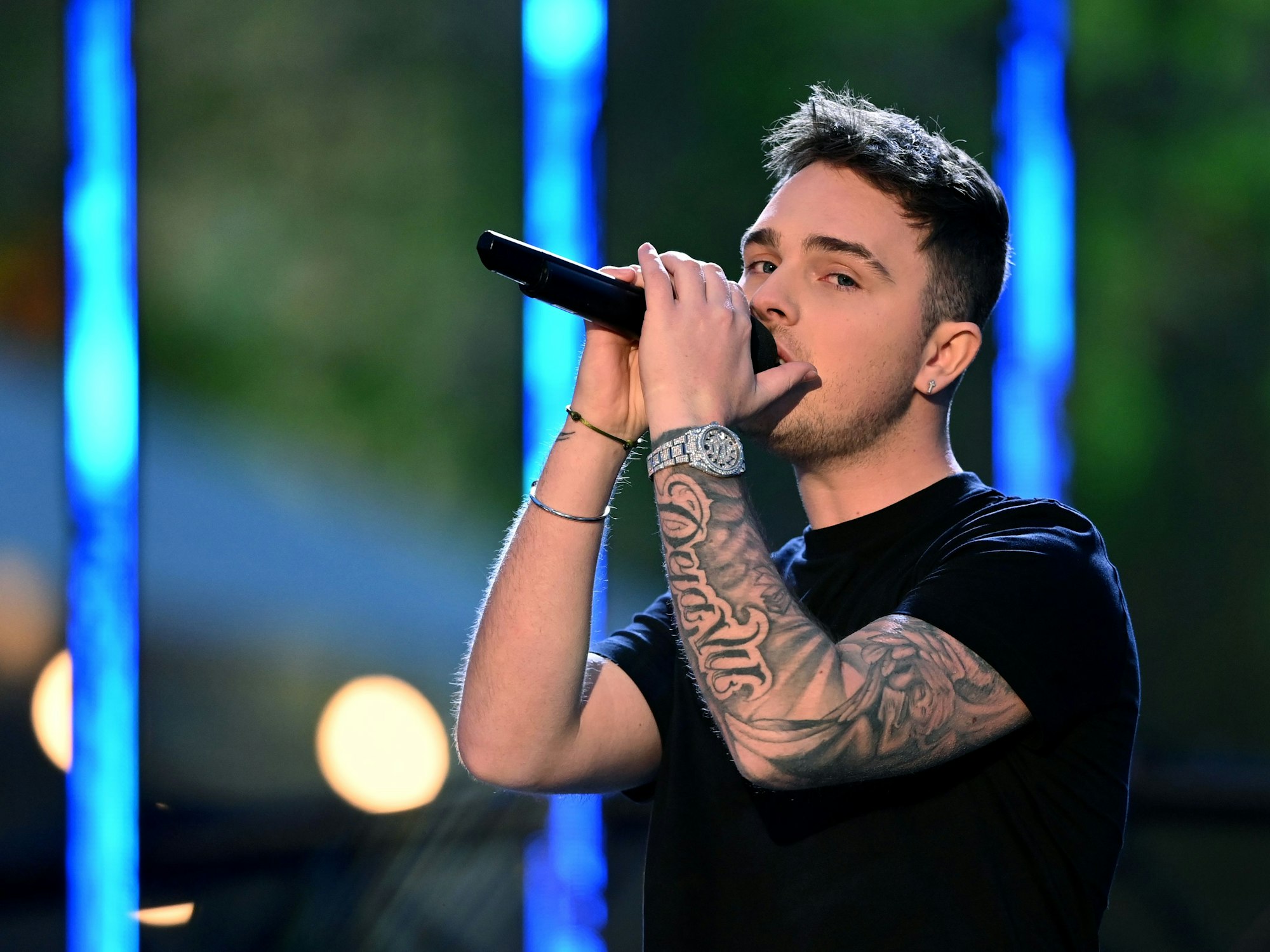 Mike Singer singt in der Livesendung „Frühling bei uns“ des Mitteldeutschen Rundfunks am 14. April 2022 auf der Bühne