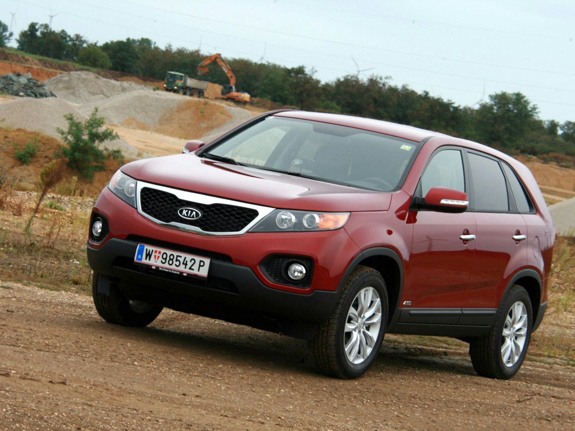 Das Fahrzeug Kia Sorento in Rot steht zur Vorstellung am 4. September 2009 auf einem Gelände.