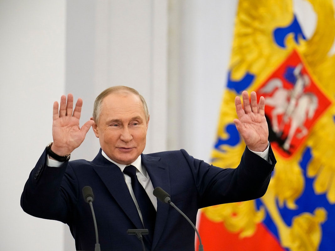 Der russische Präsident Wladimir Putin gestikuliert Ende April beim Verlassen des Kremls in Moskau. Wie krank ist er wirklich?