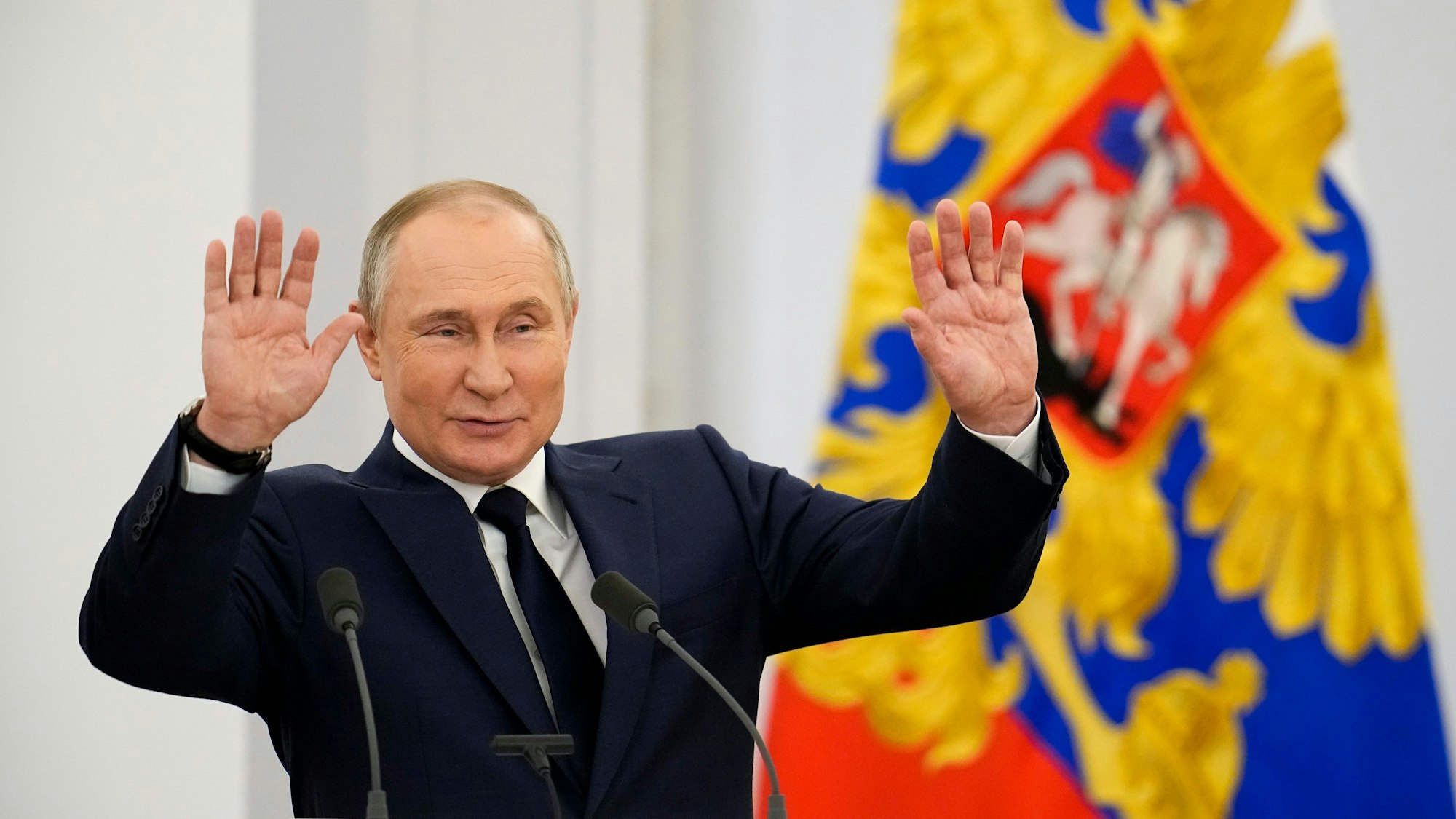 Der russische Präsident Wladimir Putin gestikuliert Ende April beim Verlassen des Kremls in Moskau. Wie krank ist er wirklich?