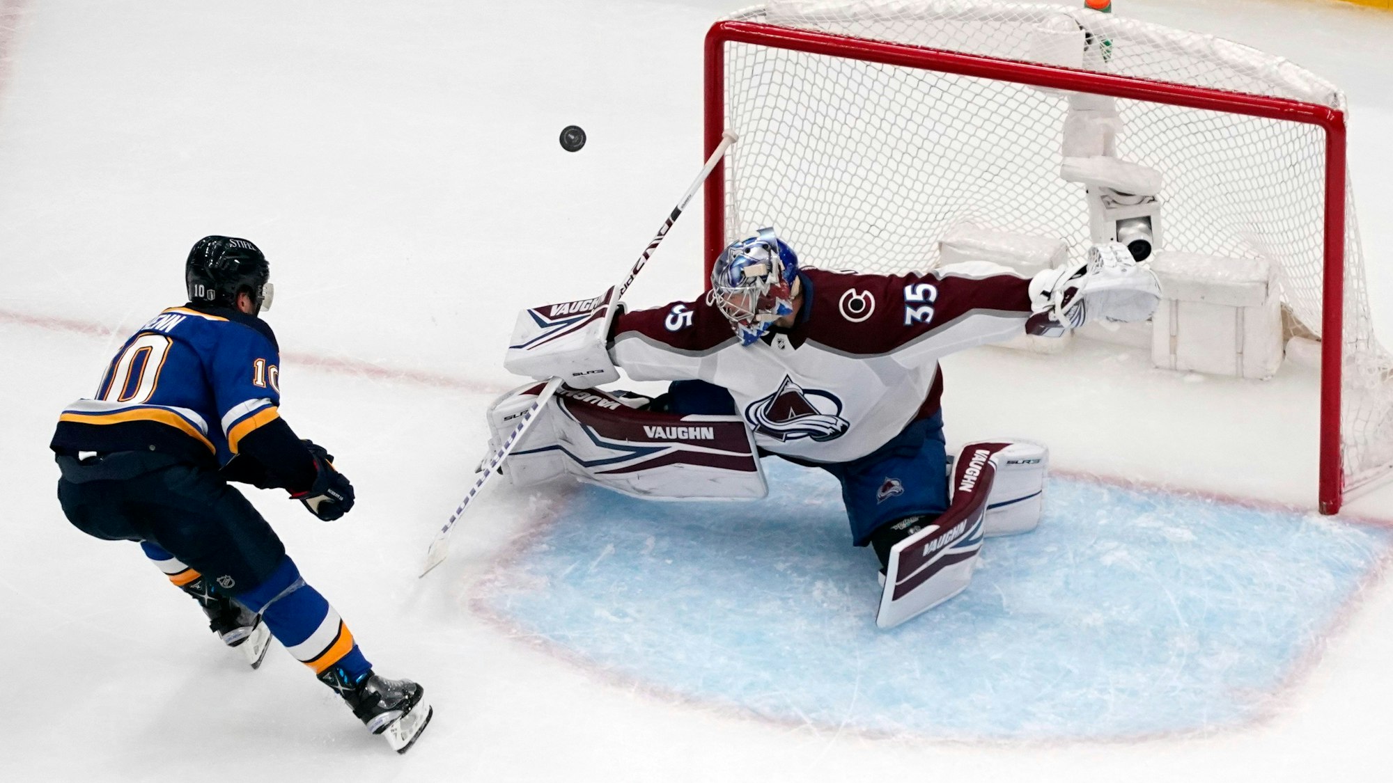 Keeper Darcy Kuemper pariert im Viertelfinale der NHL gegen Brayden Schenn.