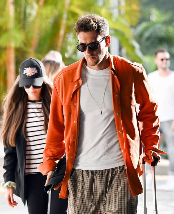 Leon Goretzka kommt in das Teamhotel zu einem kurzen Trainingslager in Spanien.