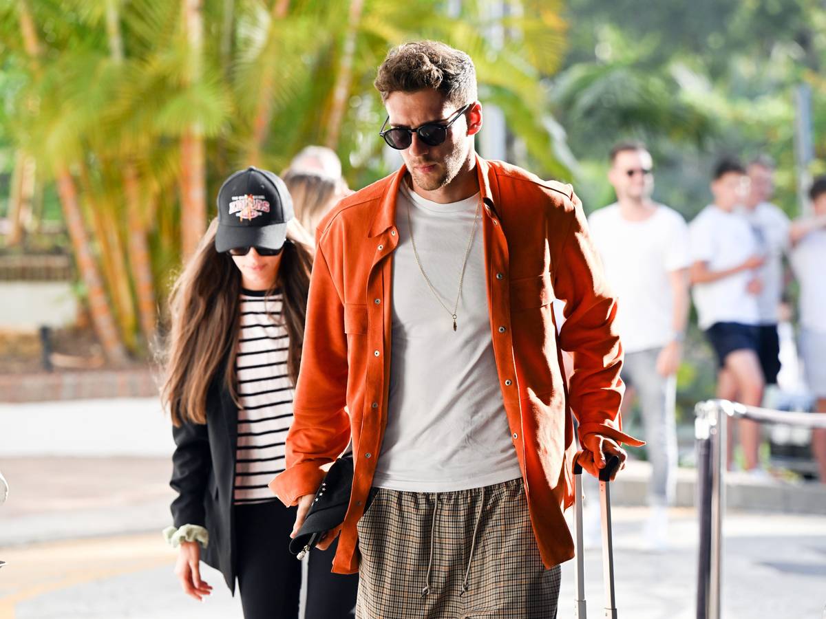 Leon Goretzka kommt in das Teamhotel zu einem kurzen Trainingslager in Spanien.