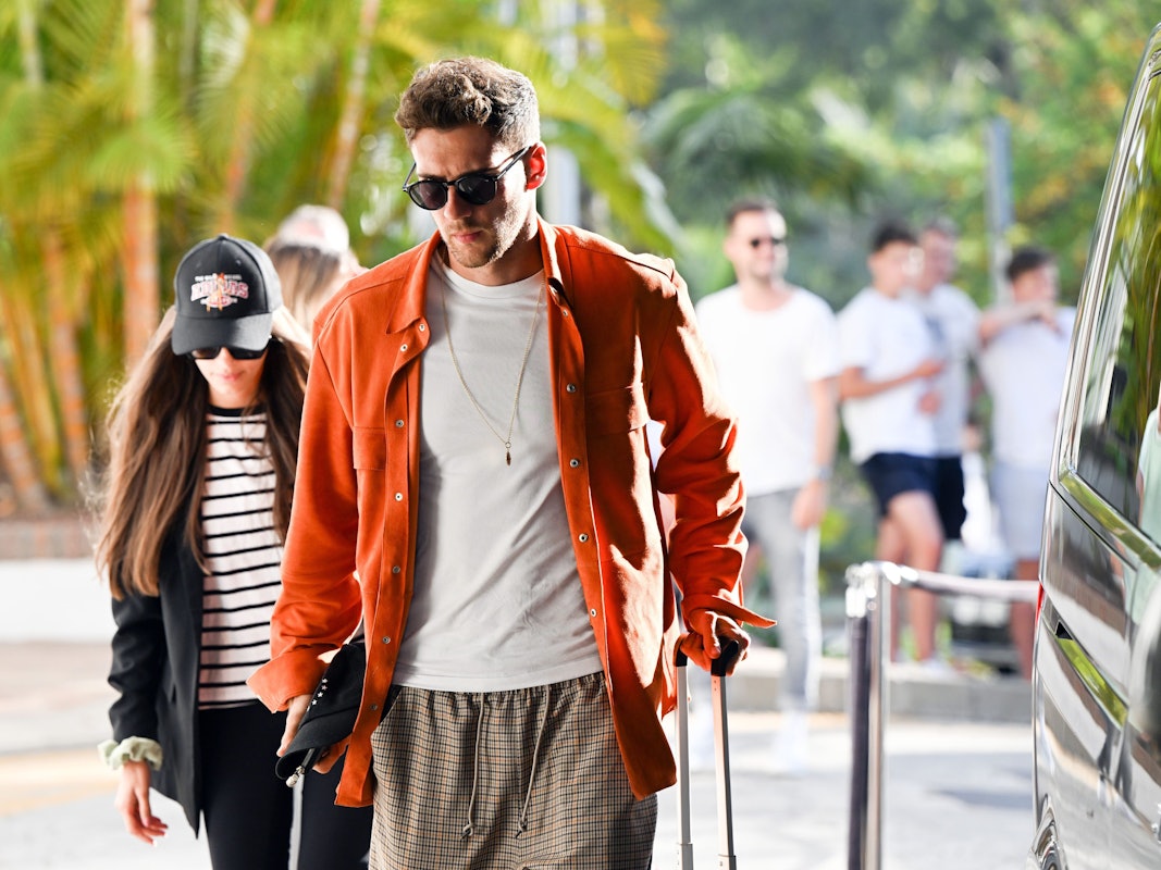 Leon Goretzka kommt in das Teamhotel zu einem kurzen Trainingslager in Spanien.