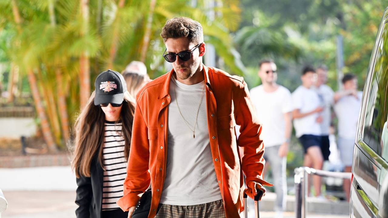 Leon Goretzka kommt in das Teamhotel zu einem kurzen Trainingslager in Spanien.