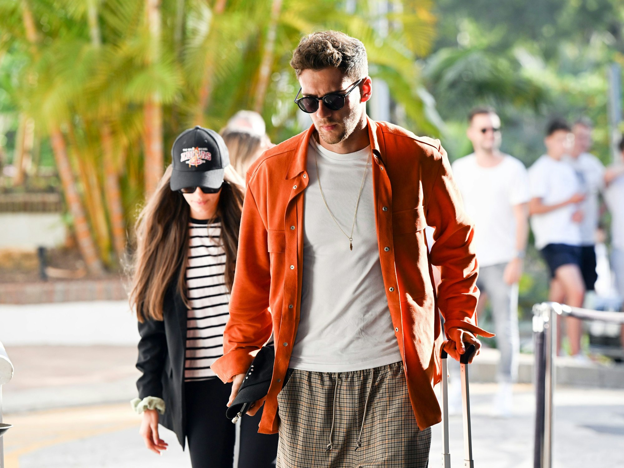 Leon Goretzka kommt in das Teamhotel zu einem kurzen Trainingslager in Spanien.