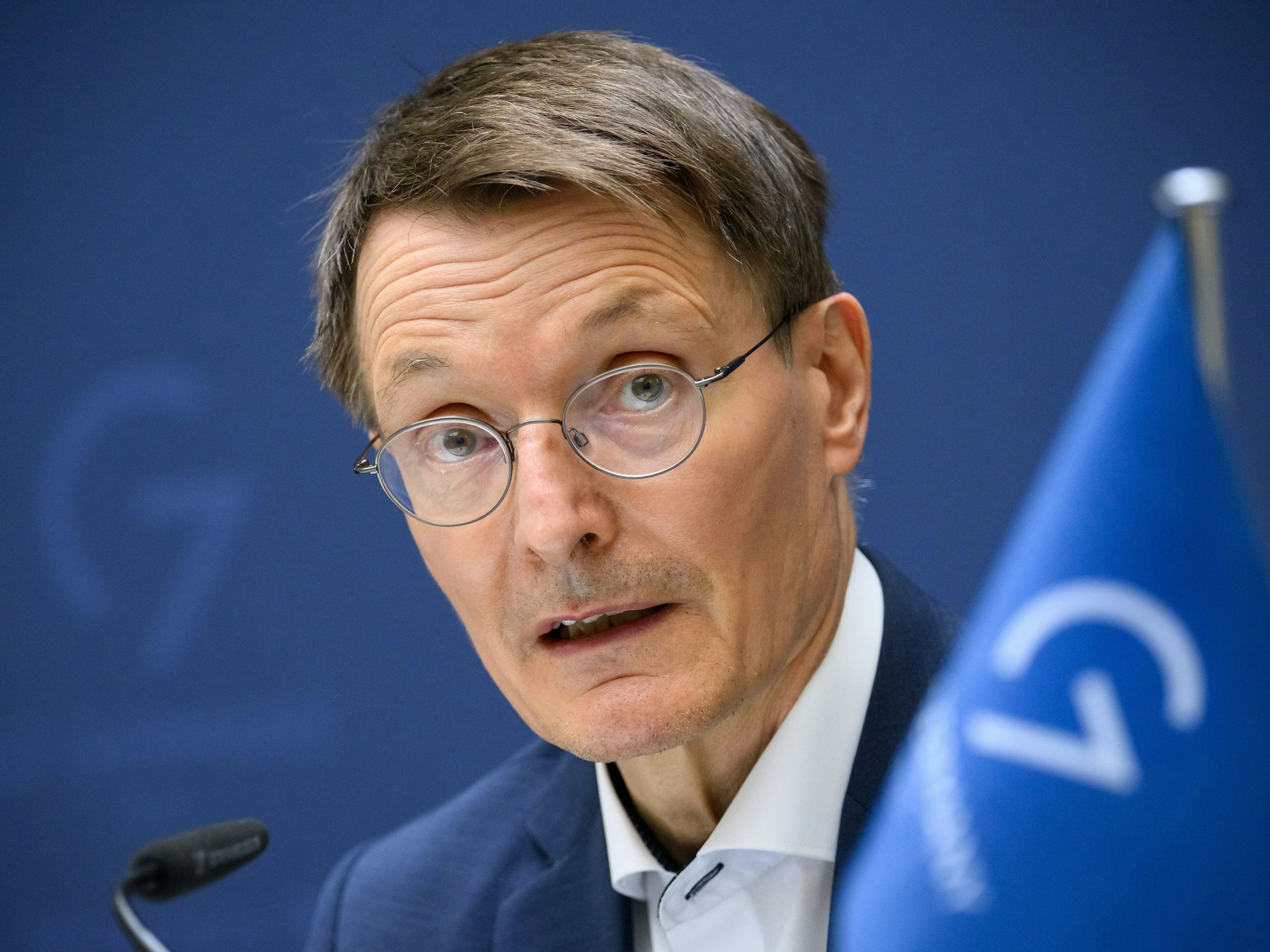 Karl Lauterbach (SPD), hier bei einer Pressekonferenz anlässlich des Treffens der Gesundheitsminister der G7-Staaten, empfiehlt eine Isolation von 21 Tage bei einer Infektion mit Affenpocken.