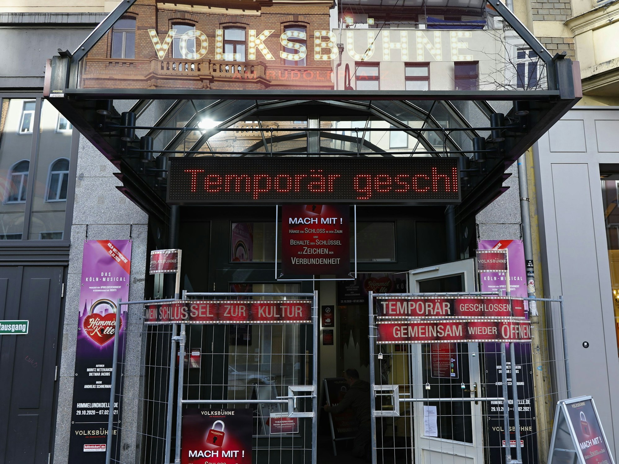 Der Haupteingang der Volksbühne am Rudolfplatz