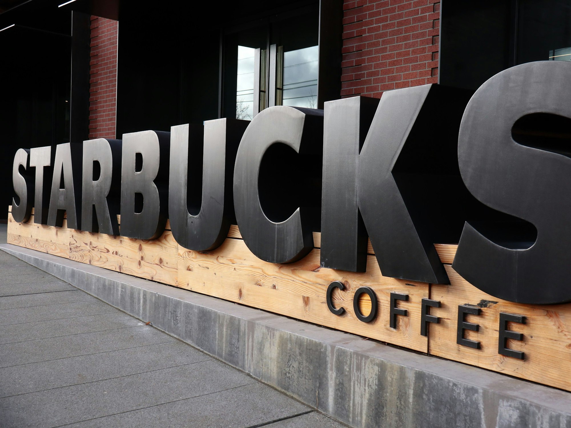 Ein schwarzes Starbucks-Logo aus dem Jahr 2021 steht vor der Firmenzentrale in Seattle.