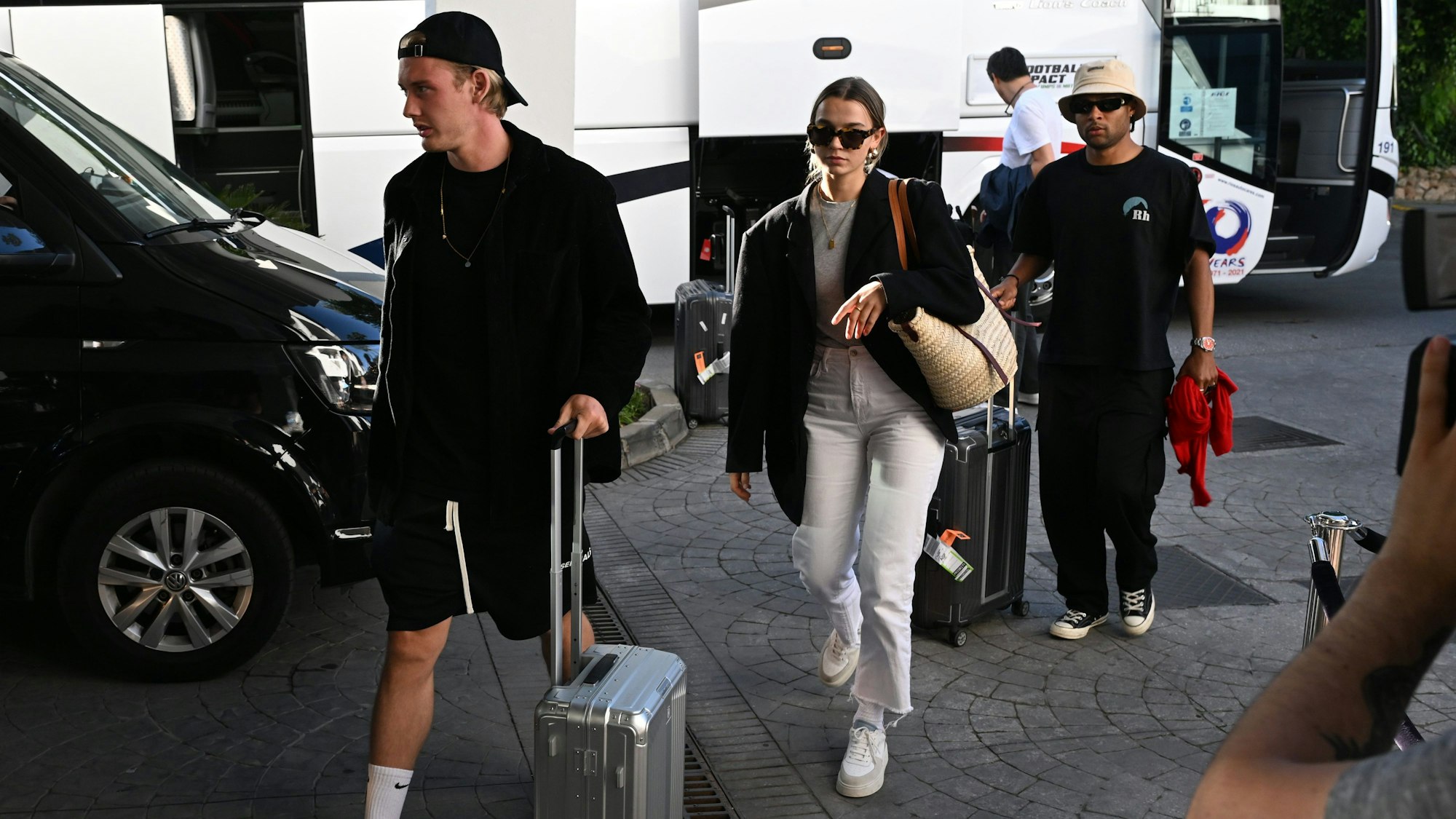 Julian Brandt und Serge Gnabry kommen ins Teamhotel.