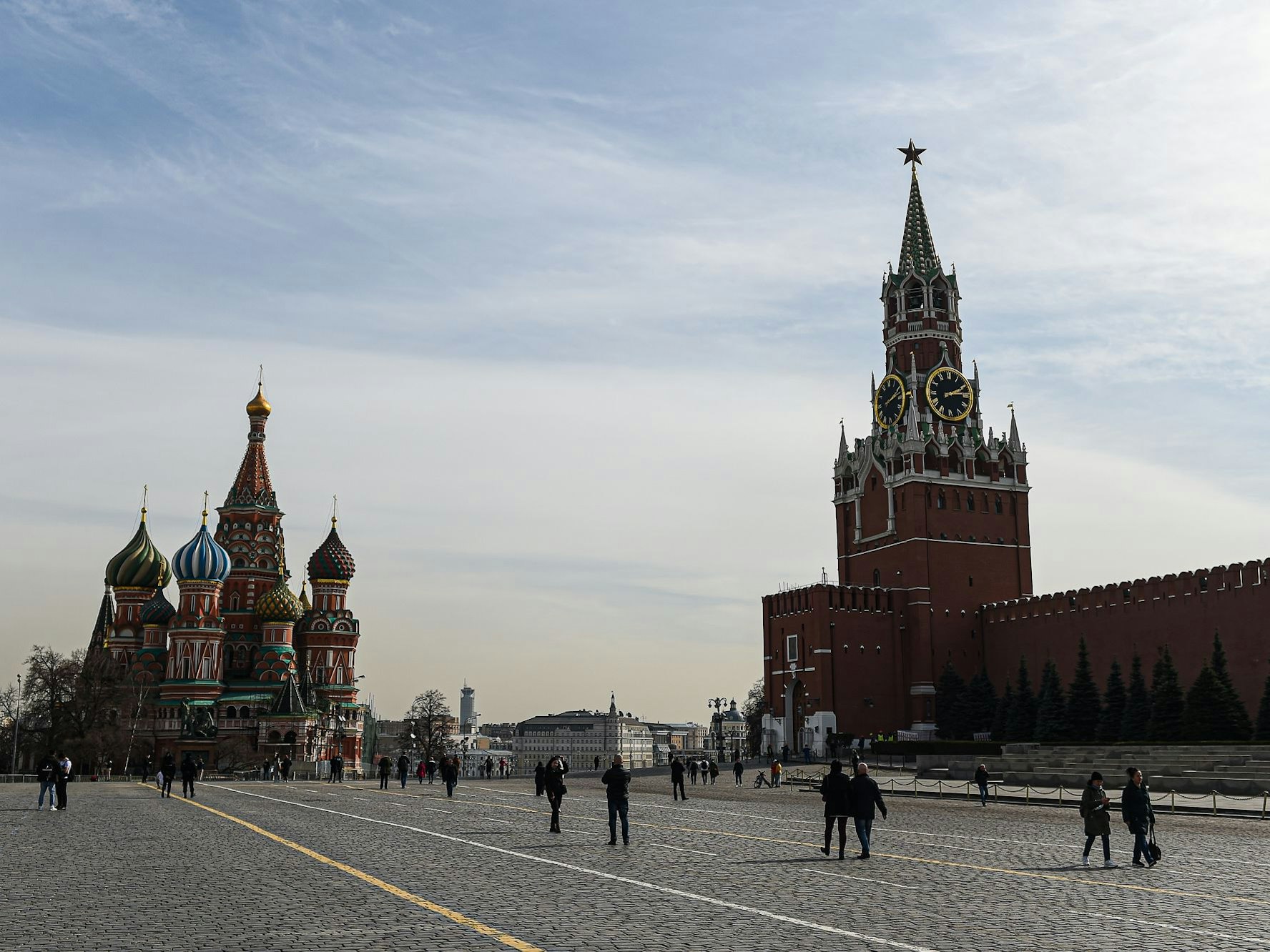 Menschen gehen auf dem Roten Platz in Moskau am 27. März 2020.