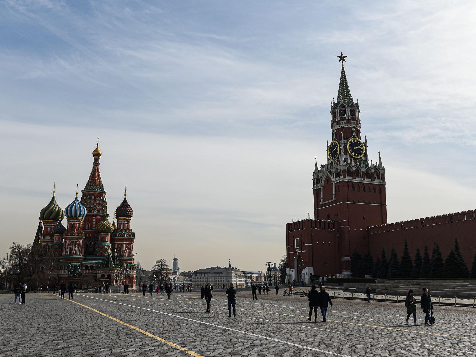 Menschen gehen auf dem Roten Platz in Moskau am 27. März 2020.