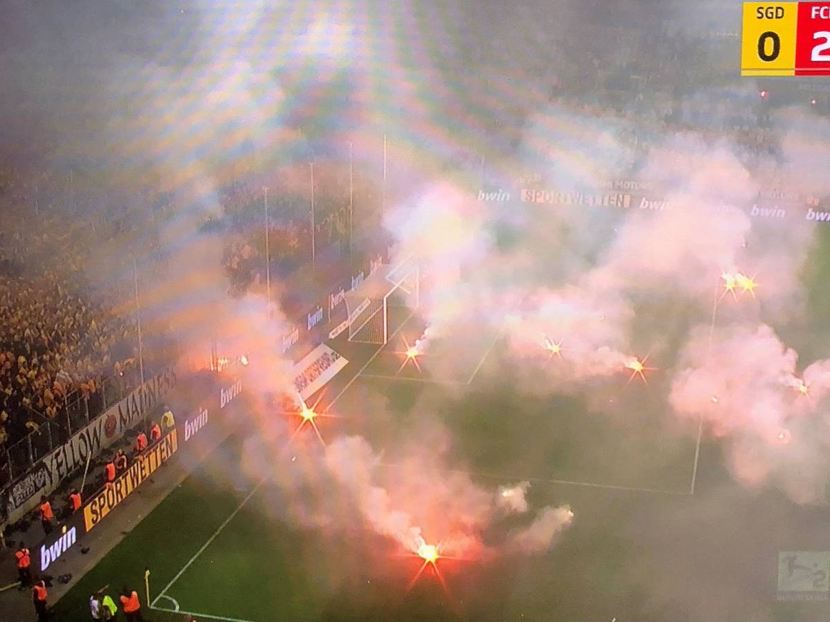 Beim Relegationsspiel zwischen Dresden und Kaiserslautern kam es am 24. Mai 2022 schlimmen Szenen: Dynamo-Fans feuerten Raketen auf den Platz.