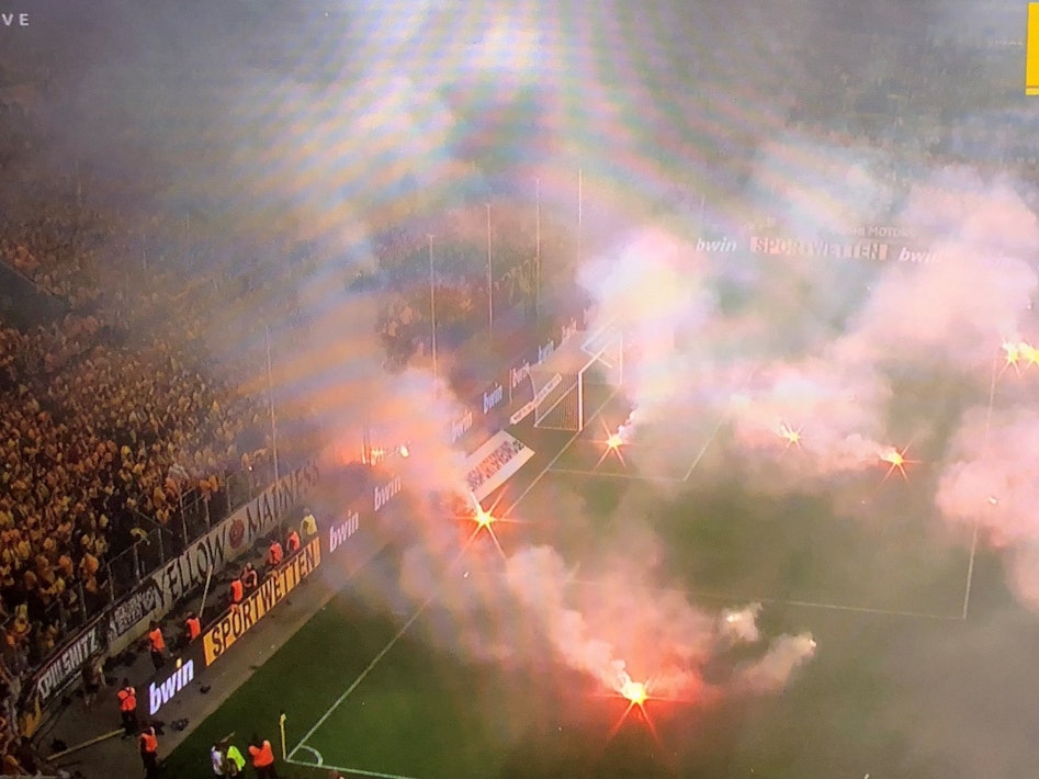 Beim Relegationsspiel zwischen Dresden und Kaiserslautern kam es am 24. Mai 2022 schlimmen Szenen: Dynamo-Fans feuerten Raketen auf den Platz.