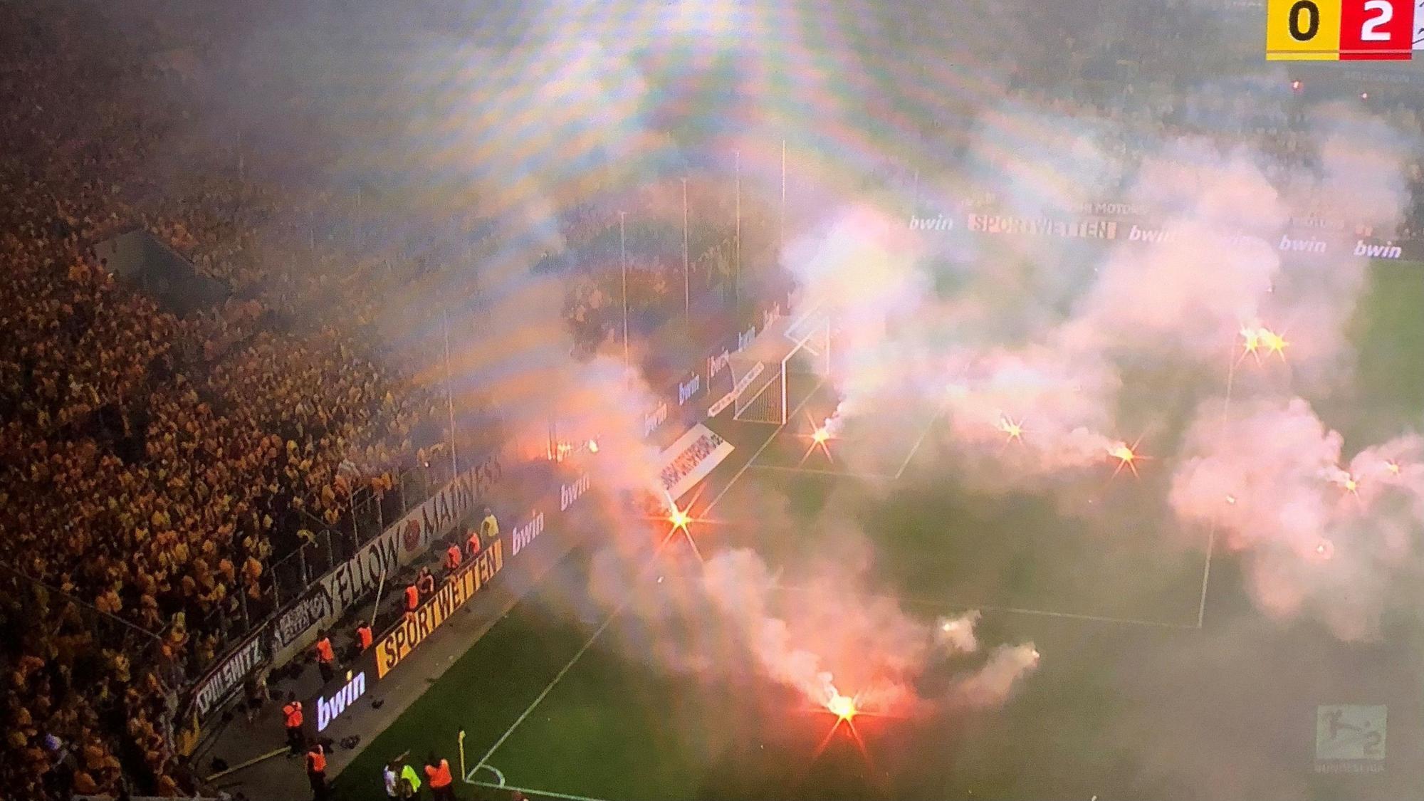 Beim Relegationsspiel zwischen Dresden und Kaiserslautern kam es am 24. Mai 2022 schlimmen Szenen: Dynamo-Fans feuerten Raketen auf den Platz.