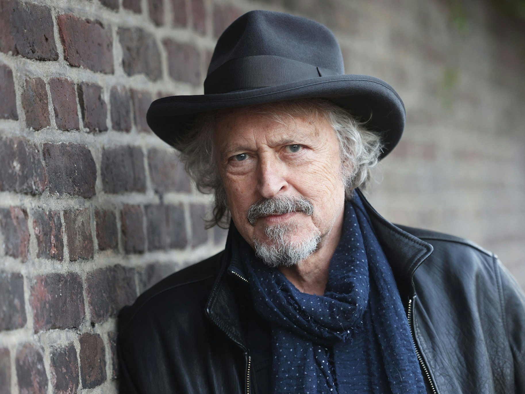 BAP-Sänger Wolfgang Niedecken lehnt sich an eine Mauer.