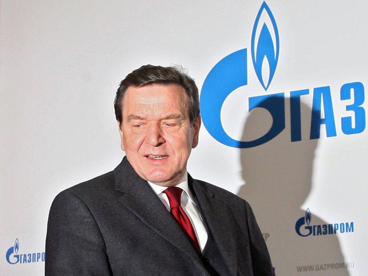 Der ehemalige Bundeskanzler Gerhard Schröder (Archivfoto aus dem Jahr 2006) gibt eine Pressekonferenz im Hauptquartier von Gazprom. Schröder verzichtet auf die Nominierung für den Gazprom-Aufsichtsrat.