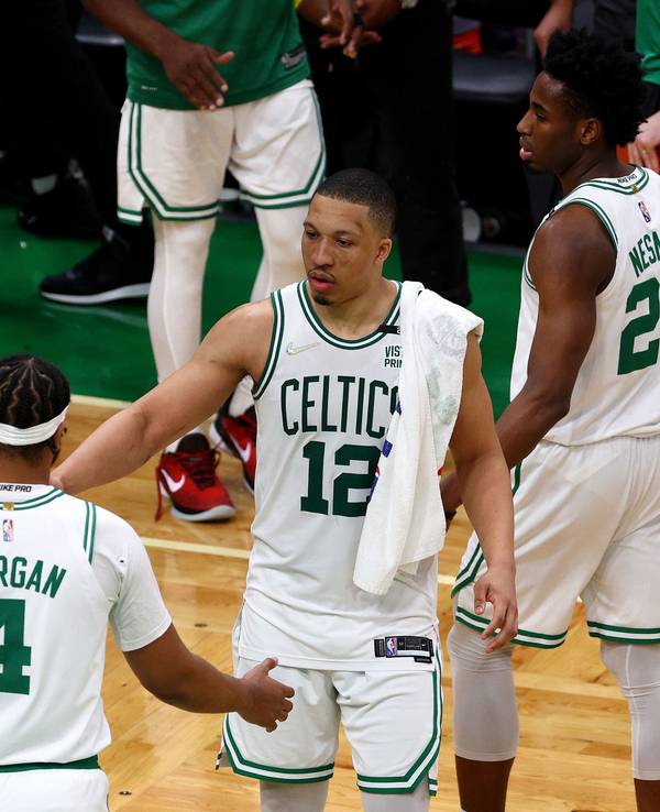 Daniel Theis (l.) steht mit Juwan Morgan und Grant Williams von den Boston Celtics beim Sieg in den NBA-Playoffs gegen Miami Heat auf dem Parkett