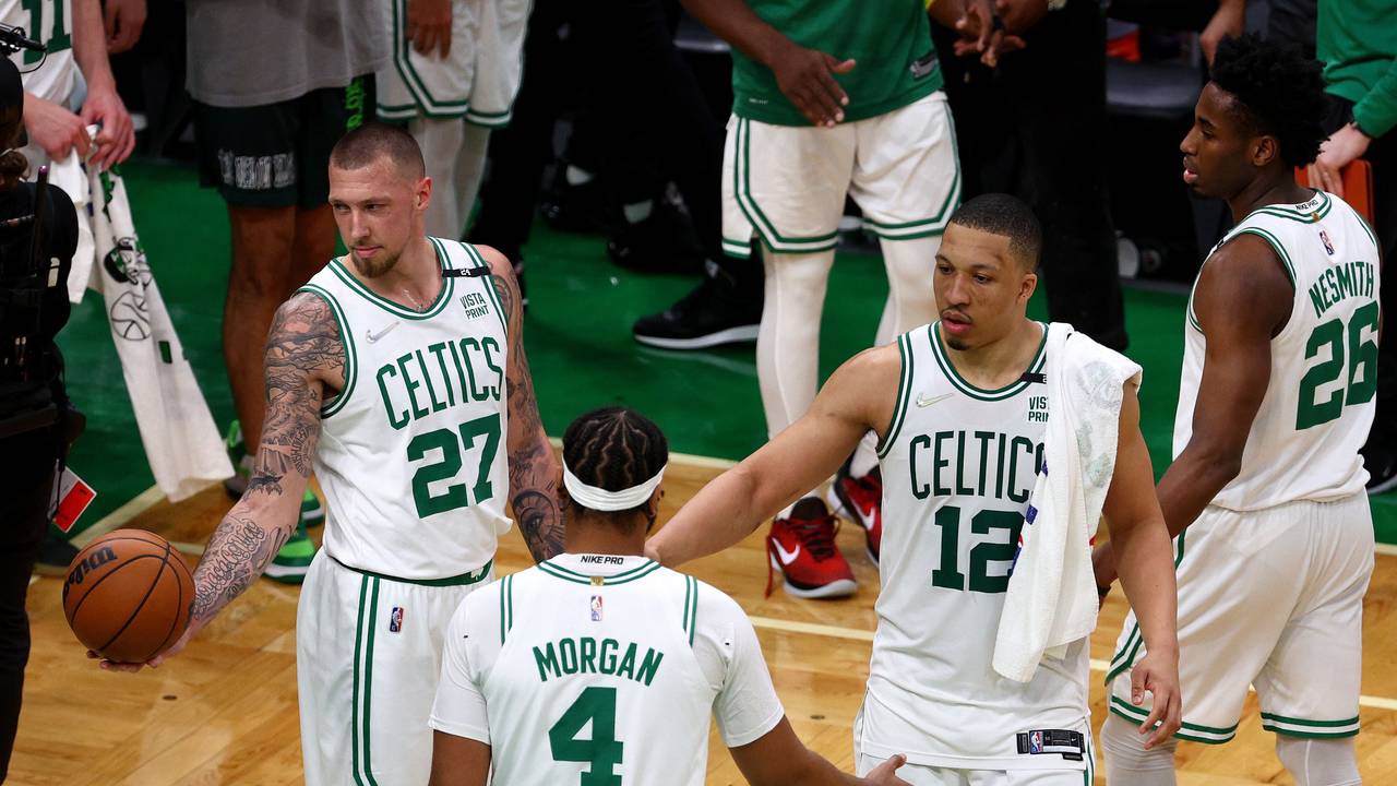 Daniel Theis (l.) steht mit Juwan Morgan und Grant Williams von den Boston Celtics beim Sieg in den NBA-Playoffs gegen Miami Heat auf dem Parkett