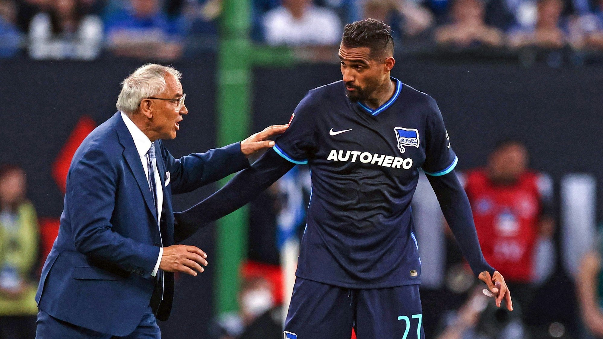 Herthas Cheftrainer Felix Magath gibt Kevin-Prince Boateng am Spielfeldrand Anweisungen