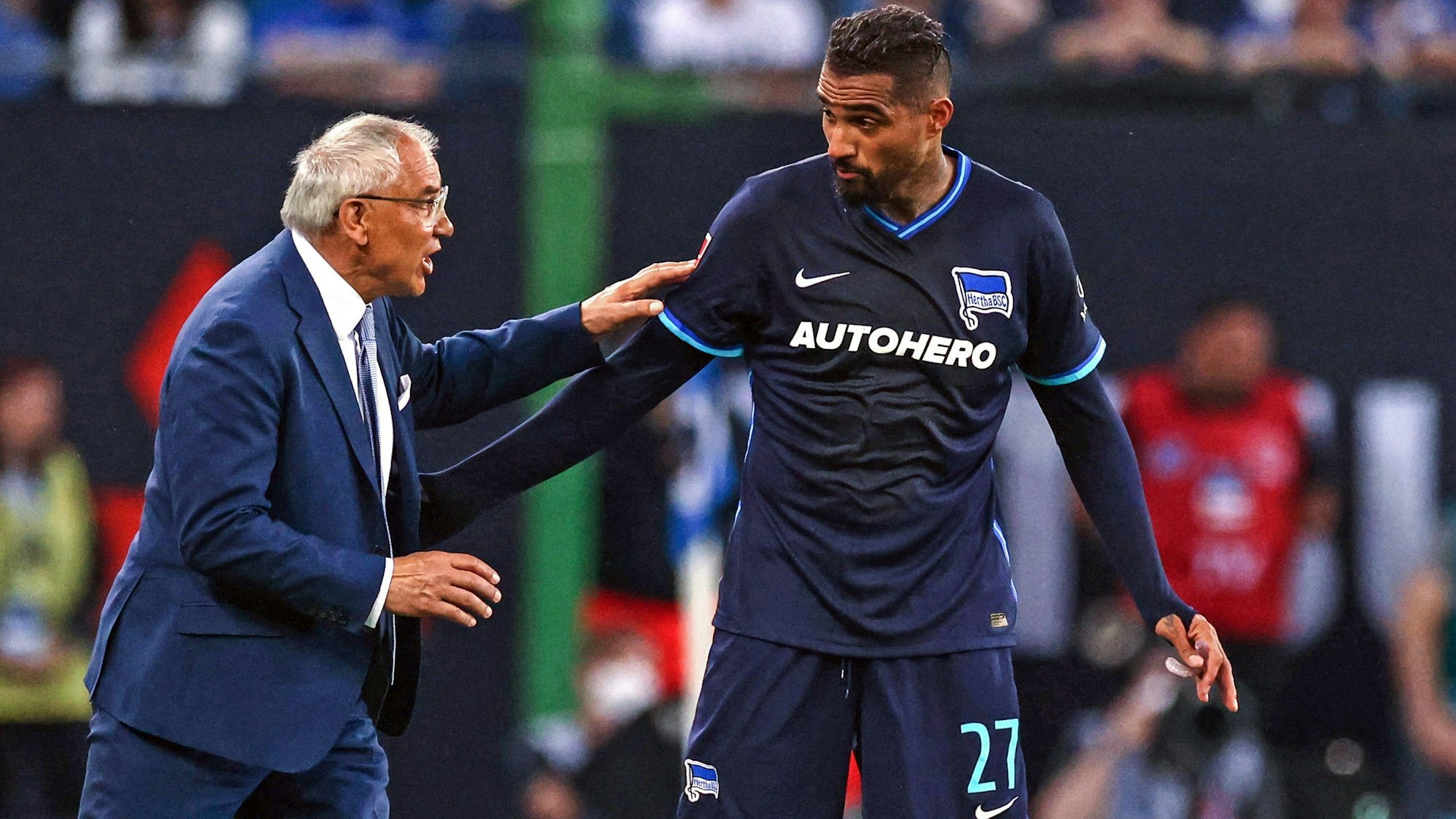 Cheftrainer Felix Magath (l) und Herthas Kevin-Prince Boateng unterhalten sich am Spielfeldrand.