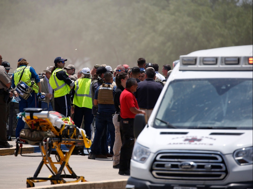 Einsatzkräfte versammeln sich nach Schüssen in einer Grundschule in der Nähe des Tatorts in Texas.