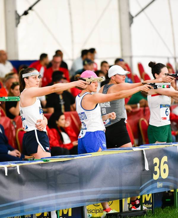 Schützinnen beim Fünfkampf-Weltcup in Bulgarien in Aktion.