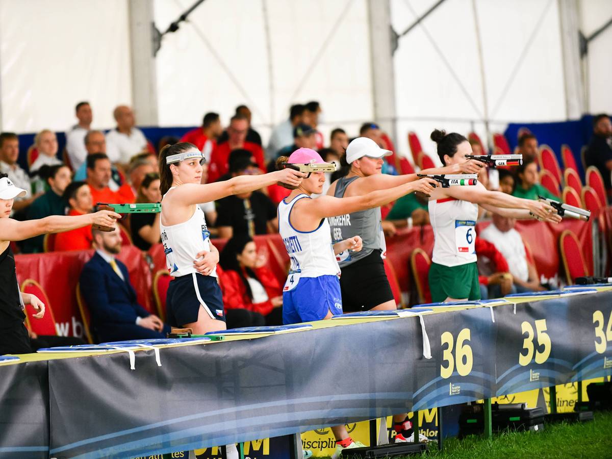 Schützinnen beim Fünfkampf-Weltcup in Bulgarien in Aktion.