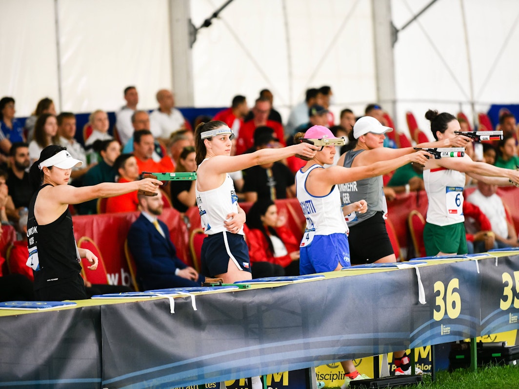 Schützinnen beim Fünfkampf-Weltcup in Bulgarien in Aktion.