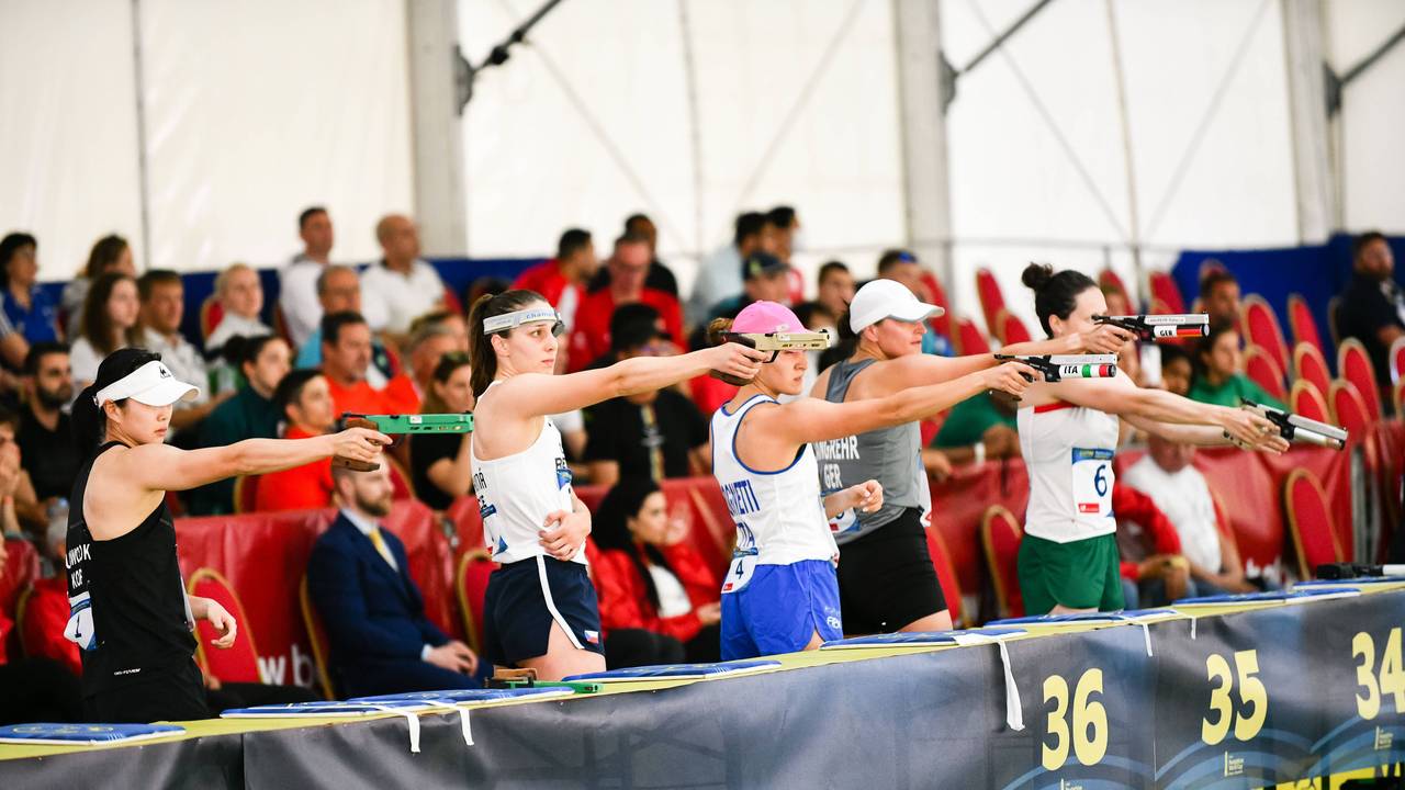 Schützinnen beim Fünfkampf-Weltcup in Bulgarien in Aktion.