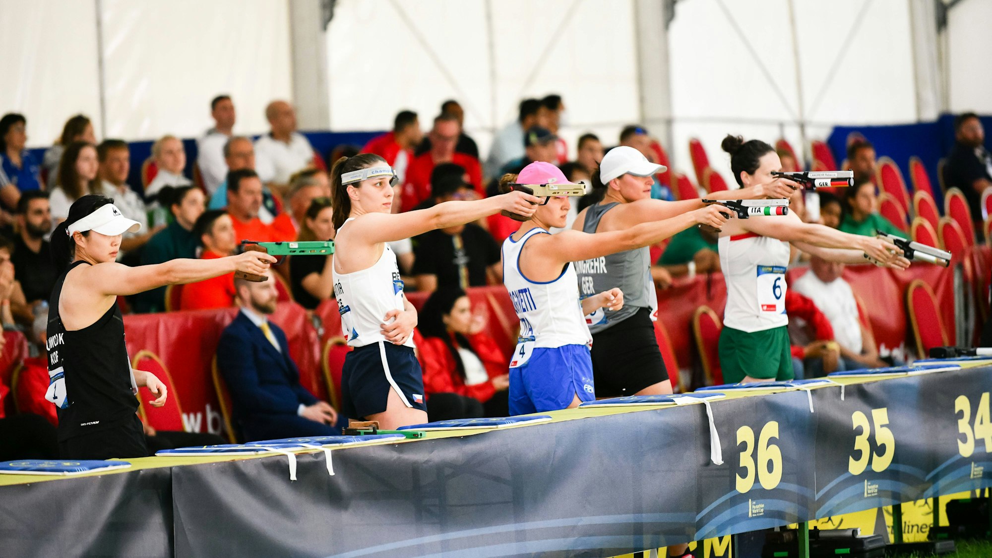 Schützinnen beim Fünfkampf-Weltcup in Bulgarien in Aktion.