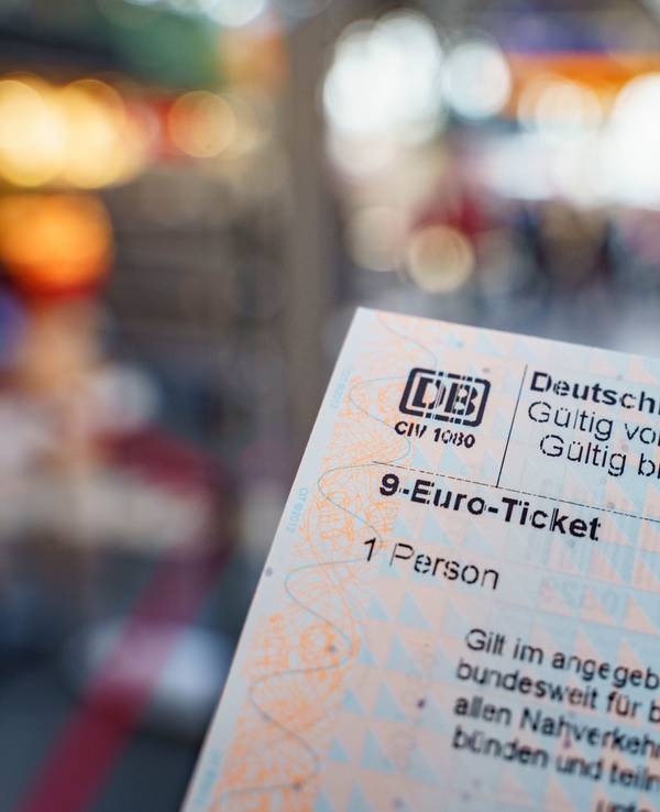 Ein frisch an einem Automaten der Deutschen Bahn erworbenes 9-Euro-Ticket, aufgenommen im Frankfurter Hauptbahnhof. Einige Menschen in NRW dürfen sich gar über ein Null-Euro-Ticket freuen.