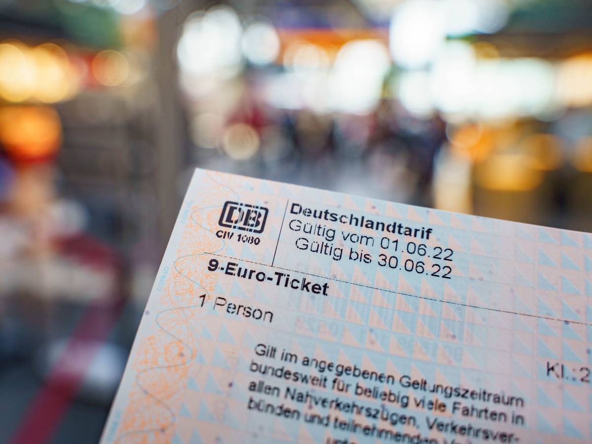 Ein frisch an einem Automaten der Deutschen Bahn erworbenes 9-Euro-Ticket, aufgenommen im Frankfurter Hauptbahnhof. Einige Menschen in NRW dürfen sich gar über ein Null-Euro-Ticket freuen.