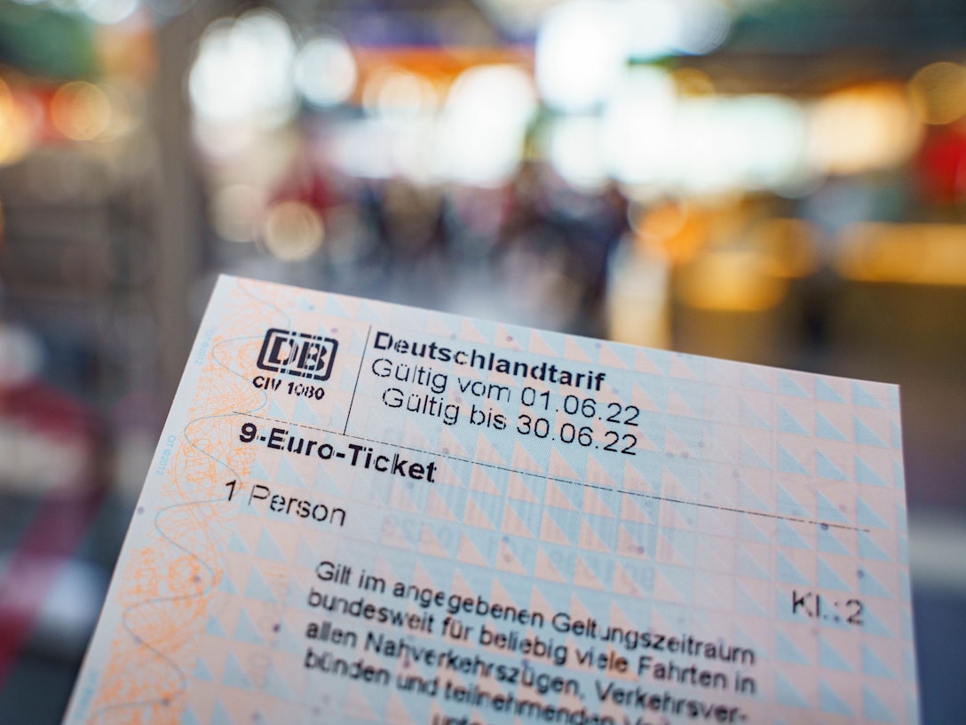 Ein frisch an einem Automaten der Deutschen Bahn erworbenes 9-Euro-Ticket, aufgenommen im Frankfurter Hauptbahnhof. Einige Menschen in NRW dürfen sich gar über ein Null-Euro-Ticket freuen.