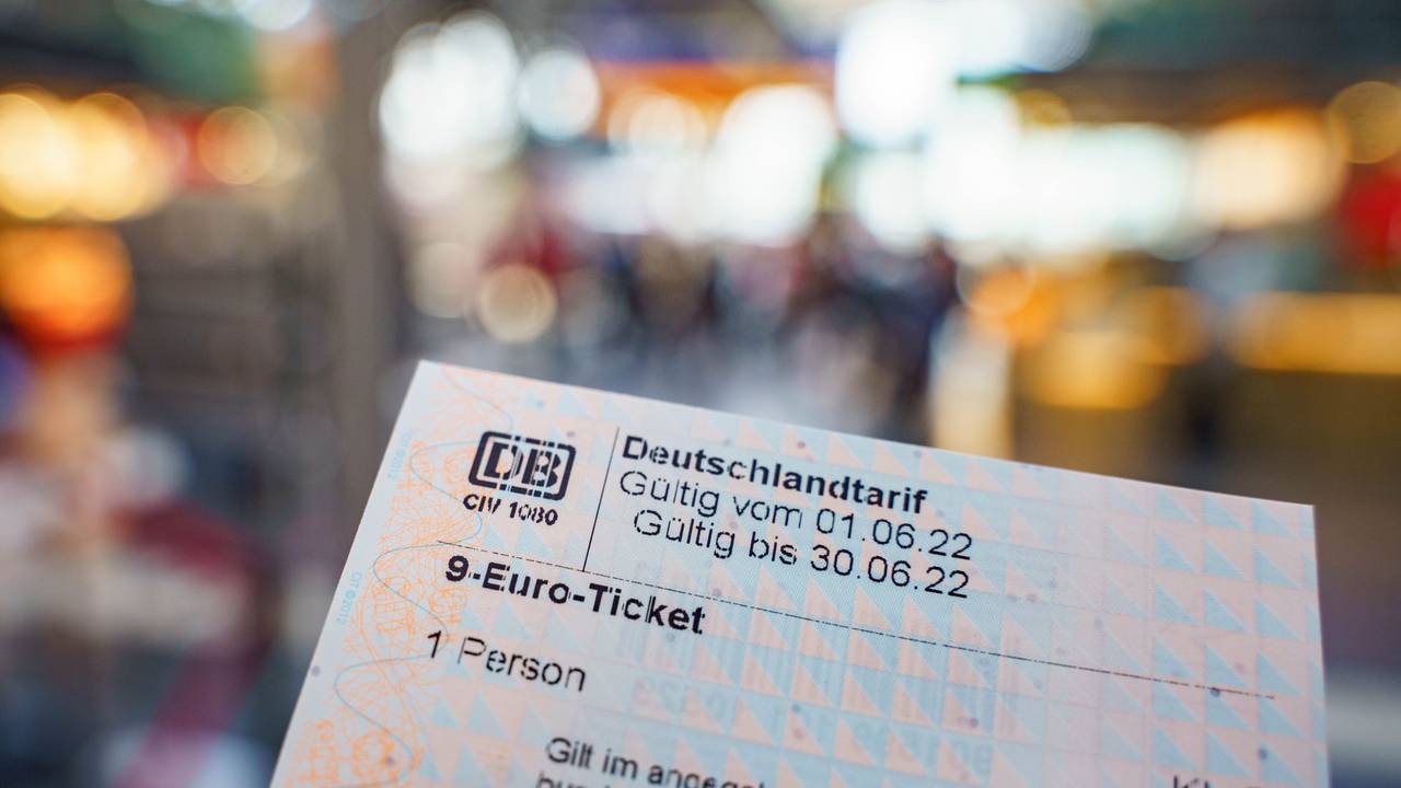 Ein frisch an einem Automaten der Deutschen Bahn erworbenes 9-Euro-Ticket, aufgenommen im Frankfurter Hauptbahnhof. Einige Menschen in NRW dürfen sich gar über ein Null-Euro-Ticket freuen.