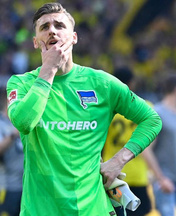 Marcel Lotka steht nach der Niederlage von Hertha BSC bei Borussia Dortmund enttäuscht vor der Berliner Fankurve