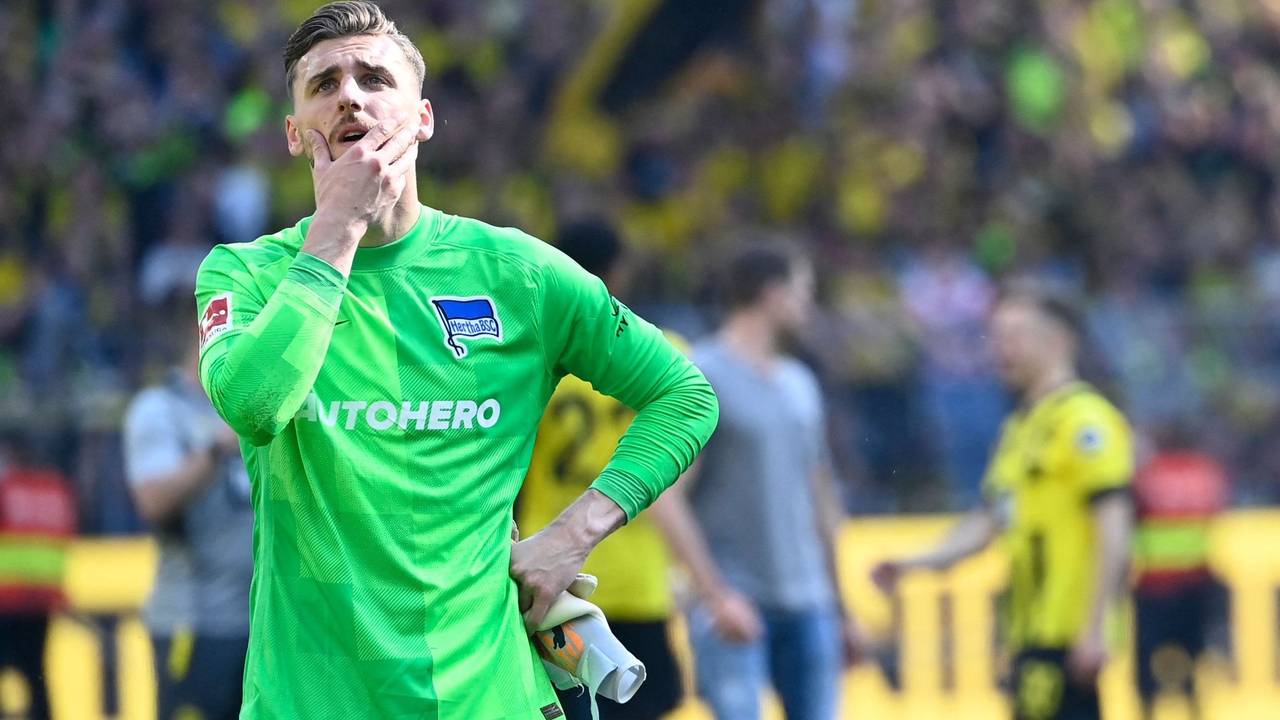 Marcel Lotka steht nach der Niederlage von Hertha BSC bei Borussia Dortmund enttäuscht vor der Berliner Fankurve